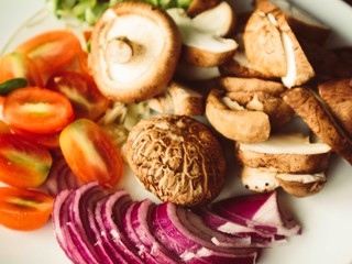 background, red, health, organic, salad, mushrooms, champignon, tomato, pepper, food, healthy, natural, fresh, plant, wood, diet, delicious, agriculture, ingredient, vegetarian, market, vegetables, on