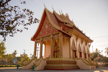Naklejka premium Beautiful buddhist temple against blue sky