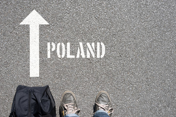 Ein Mann mit einer Reisetasche unterwegs in Richtung Polen