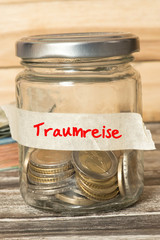 Euro Geldscheine und Münzen und Einmachglas mit Ersparnissen für eine Traumreise