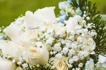 Obraz na płótnie Canvas wedding bouquet of white roses