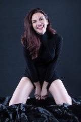 femme sexy en jupe noire