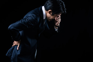 悩んでいるビジネスマン