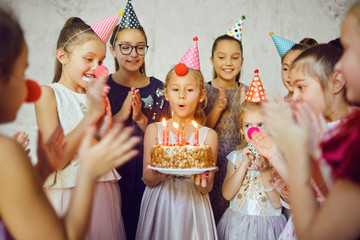 Children with a birthday cake have fun.
