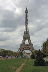 Fototapeta premium Eiffel tower in Paris seen from the Champ de Mars