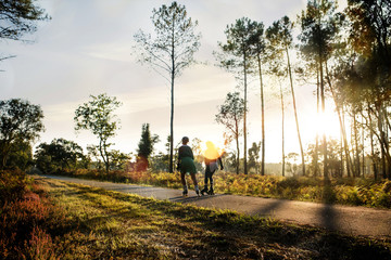 deux femmes en rollers dans la forêt