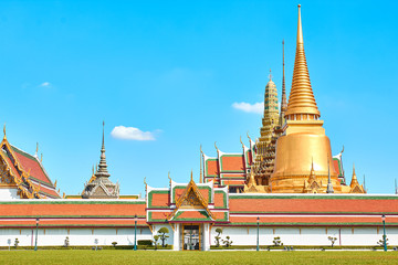 Naklejka premium Grand palace and Wat phra keaw at Bangkok, Thailand. Beautiful Landmark of Asia. Temple of the Emerald Buddha. landscape of the capital city
