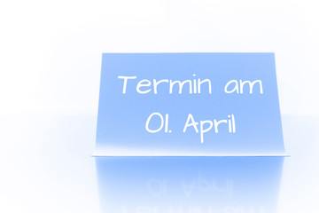 Termin am 1. April - blauer Zettel mit Notiz