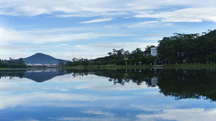 Obraz premium lake at the city landscape