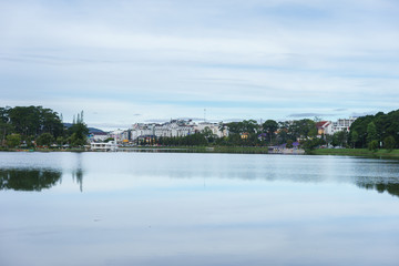 Fototapeta premium lake at the city landscape