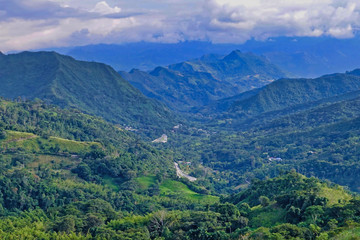 Fototapeta na wymiar Hügel und Berge in Kolumbien