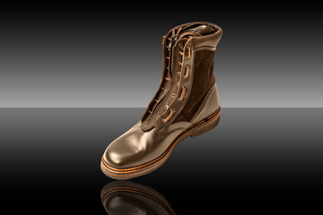 Scarpone tipo militare su sfondo colorato