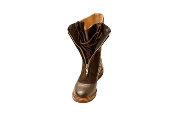 Scarpone tipo militare su sfondo bianco