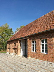 Schöne alte Fassade aus Backstein des Literaturmuseum Haus Nottbeck vor blauem Himmel bei...