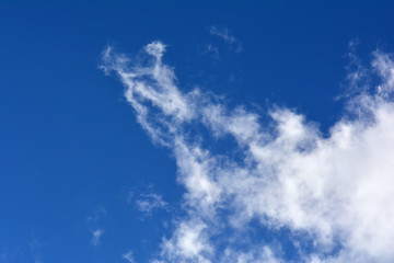 Nuvole in inverno nel cielo blu dopo una tempesta di neve, Italia