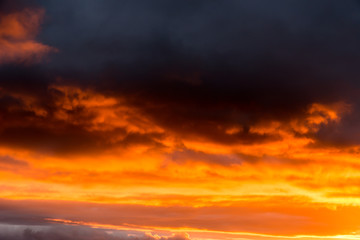不穏な夕焼け雲