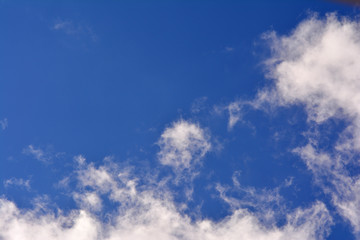 Nuvole in inverno nel cielo blu dopo una tempesta di neve, Italia