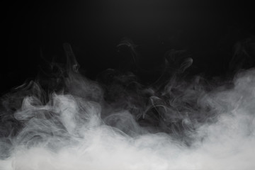 fumée dense sur fond noir