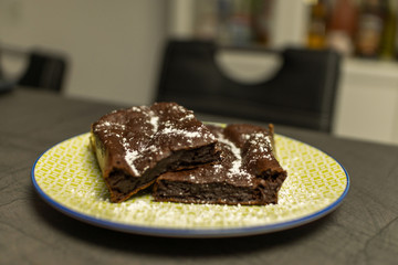 Proteinbrownies mit Puderzucker