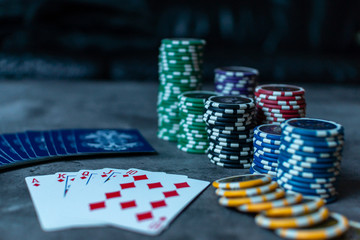 Pokerchips mit Karten RoyalFlush