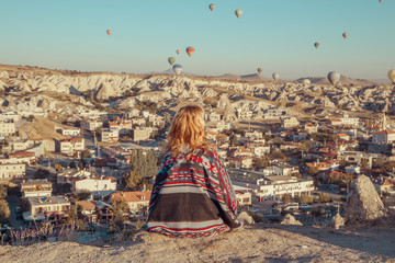 Fototapeta premium Girl at dawn watching the balloons and enjoying life.