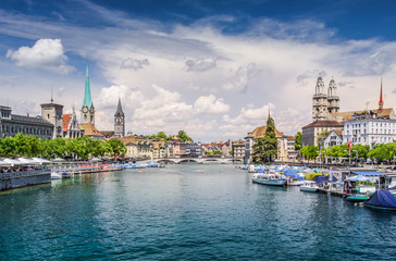 Obraz premium Historic Zurich center with famous Grossmünster Church, Limmat river and Zürichsee, Switzerland. Historisches Zentrum von Zürich mit der berühmten Grossmünsterkirche, Limmat, Zürichsee, Schweiz.