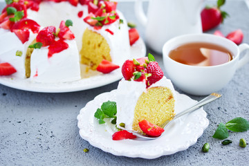 Vanilla cake with cream and strawberries.