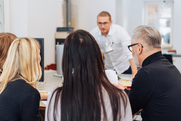Obraz premium Group of businesspeople gathered around a table