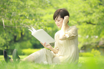 読書する女性