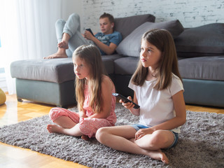 children watching tv