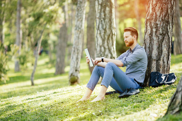 Obraz premium Student studying in park