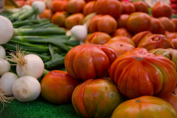Tomates de huerta  en el mercado