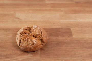 Frisches Brötchen auf Holz