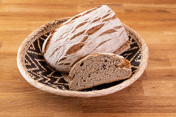 Brot (aufgeschnitten) in Brotkorb