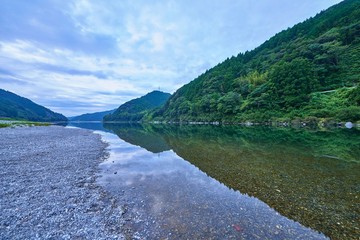 山々が鏡面反射する夏の仁淀川