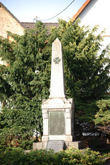 Obraz premium Gefallenendenkmal Eddersheim / Das Gefallenendenkmal in Eddersheim zu Ehren gefallener Soldaten bei der Schlacht bei Königgrätz. .