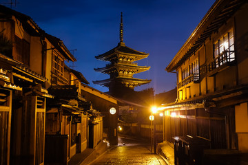 Naklejka premium Wgląd nocy wieży Yasaka miasta Kioto