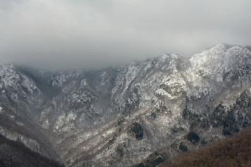 Obraz premium Paesaggio montano innevato, in Campania, Sud Italia. Gennaio 2019.