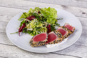 Salad with fresh tuna