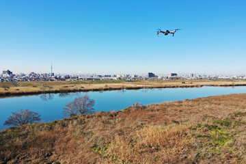 Fototapeta na wymiar 江戸川を飛ぶドローン