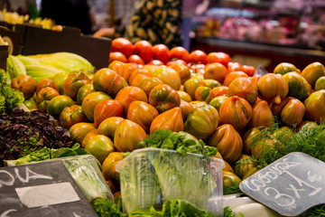 Tomates de huerta  en el mercado