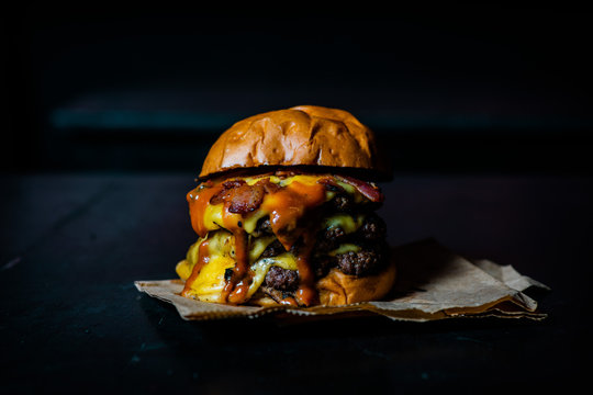 Hamb&uacute;rguer suculento delicioso