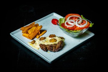 Prato de carne e cogumelo