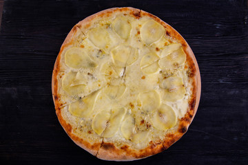 Pear pizza, crude Dorblu, mozzarella, parmesan and sauce