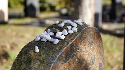Friedhof Impressionen im Januar- Steine auf jüdischem Grab