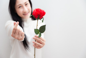 Obraz na płótnie Canvas Valentine's Day concept flowers roses gift to girl in love . Asian women happy and surprised When she get the roses for romantic date dinner.