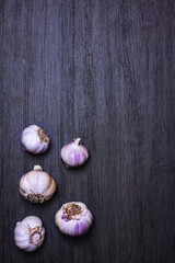 GRUPO DE AJOS SOBRE FONDO GRIS DE MADERA