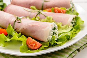 Prosciutto cotto con formaggio e erbe aromatiche, close-up