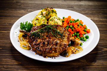 Grilled steak with potatoes and vegetable salad