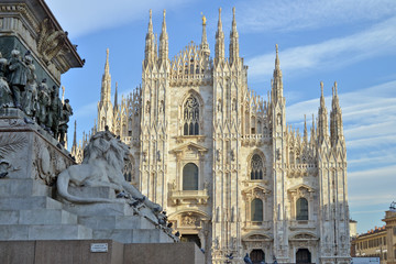 Fototapeta na wymiar veduta di alcuni angoli di Piazza del Duomo a Milano
